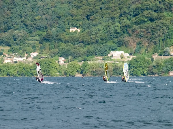 Windsurf ε Kitesurf στη λίμνη — Φωτογραφία Αρχείου