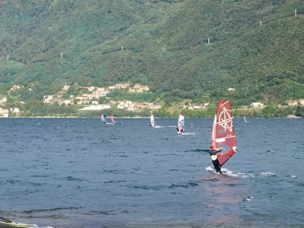 Windsurf e Kitesurf on the lake — Stock Photo, Image