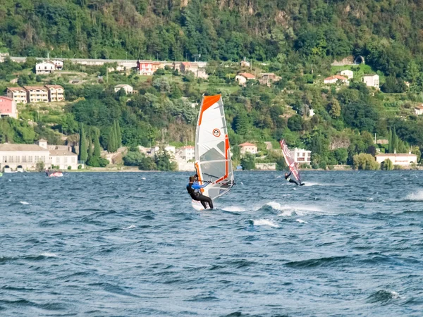 Windsurf ε Kitesurf στη λίμνη — Φωτογραφία Αρχείου