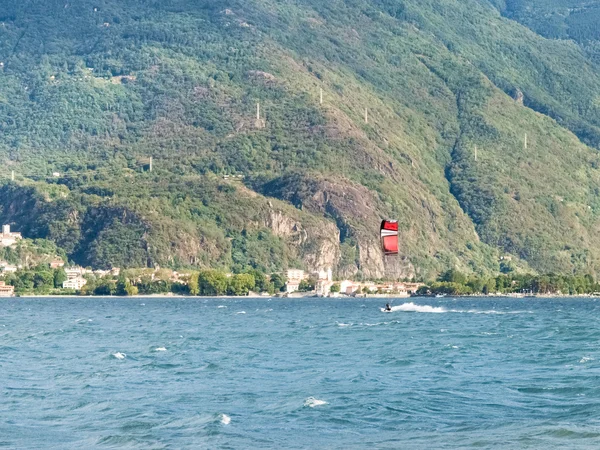 Windsurfing e kitesurfingu nad jeziorem — Zdjęcie stockowe