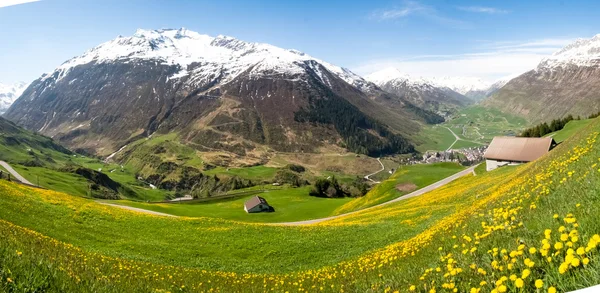 Andermatt, pastviny a hory — Stock fotografie