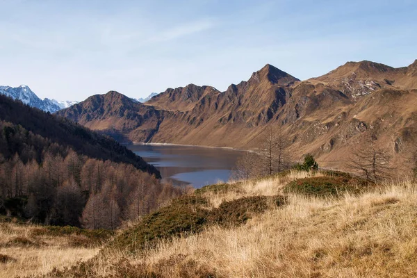 湖泊 Ritom，Cadagno，汤姆在秋天 — 图库照片