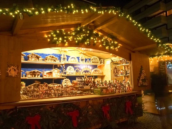 Kermis en hutten voor de kerstmarkt — Stockfoto