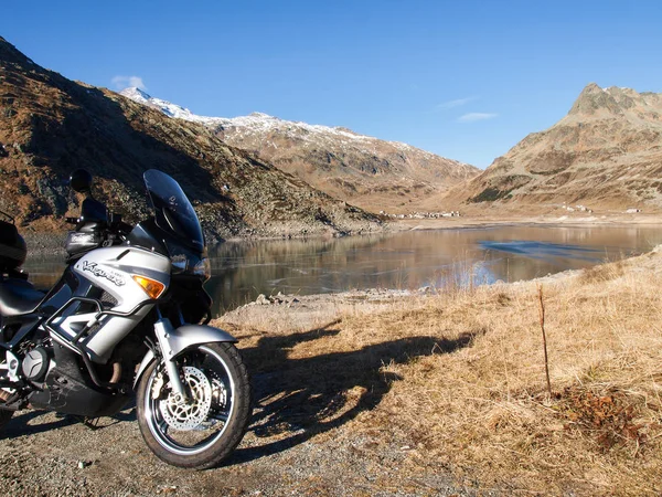 Motocykl zaparkowany obok jeziora Montespluga — Zdjęcie stockowe