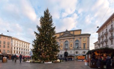 Noel pazarı ile kulübe yaktı ve dekore edilmiş 