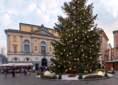 Noel pazarı ile kulübe yaktı ve dekore edilmiş 