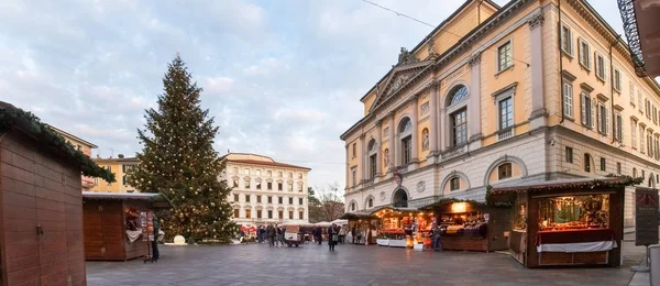 Julmarknad med hyddor upplyst och dekorerad — Stockfoto