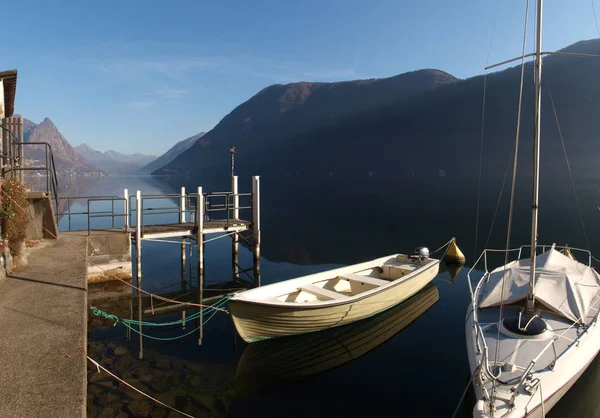 Small boats moored along the shore — Stock Photo, Image