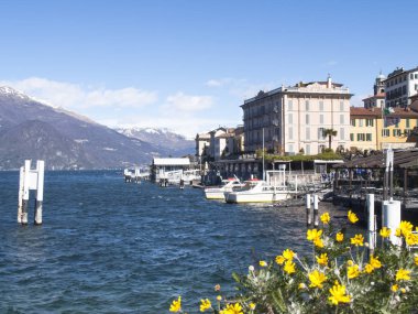 Bellagio Dock ondokuzuncu yüzyıl tarihi evleri ile.