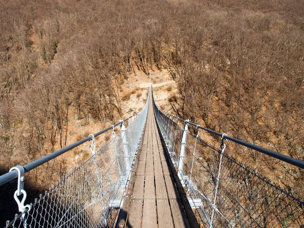 Kurzutt. Ponte de suspensão sobre o vale — Fotografia de Stock