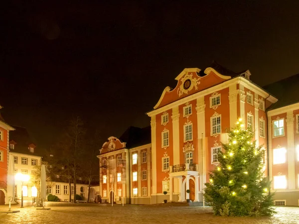 Старое освещено и раскрашено центром к праздничному сезону — стоковое фото