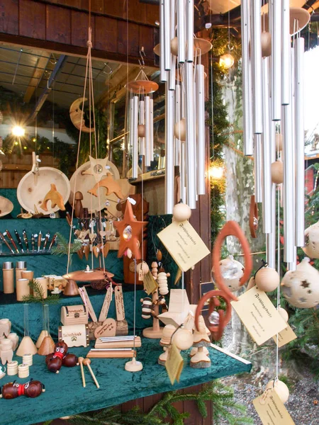 Julmarknad i kuststaden till sjön — Stockfoto