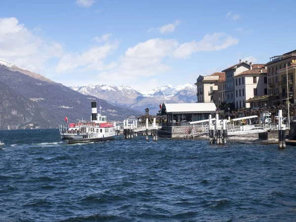 Dock of Bellagio with nineteenth-century historic homes. — Stock Photo, Image