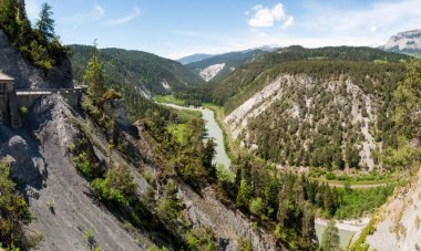 Rheinschlucht. Gorge güneş tarafından aydınlatılmış.