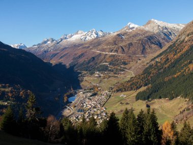 Dağlarda yürüyüş.