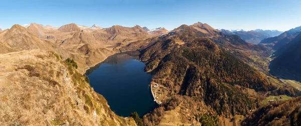 Senderismo en las montañas — Foto de Stock