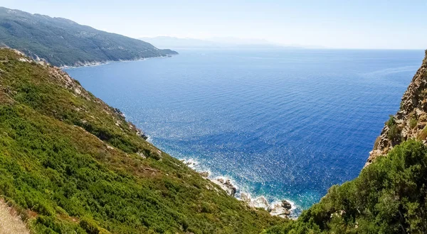 Cap Corse, pobřeží Středozemního moře. — Stock fotografie