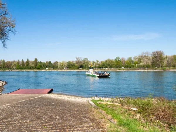 Araç ve insan taşımak için feribot