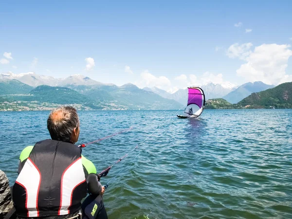 Kitesurf acción en el lago — Foto de Stock