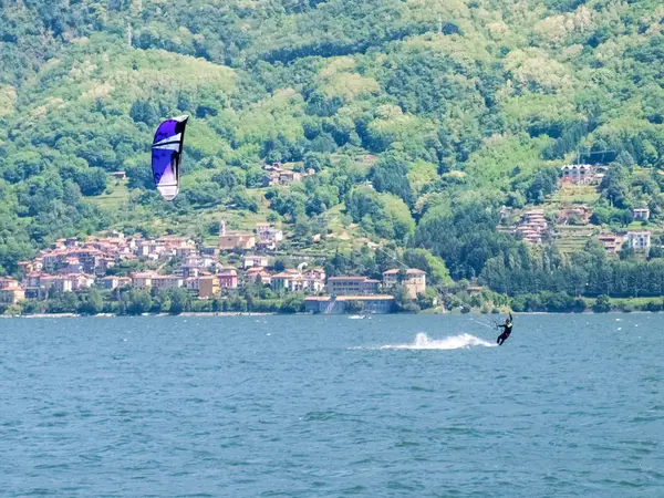 Kitesurfing δράση στη λίμνη — Φωτογραφία Αρχείου
