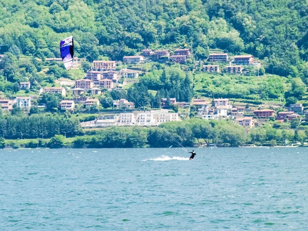 风筝冲浪行动在湖 — 图库照片
