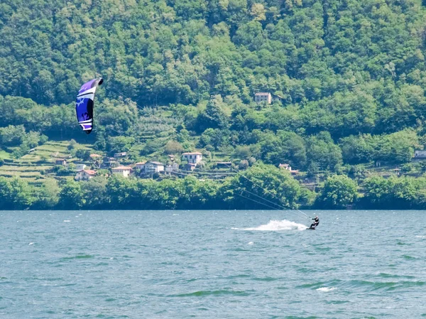 Kitesurfing action at the lake — Stock Photo, Image