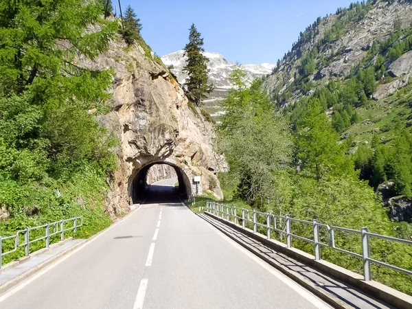 Cantón Valais. Camino para escalar el paso Furka — Foto de Stock