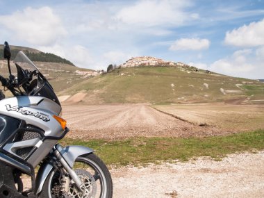 Monti Sibillini büyük planı üzerinde park Motocicle
