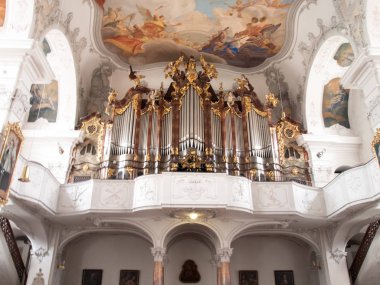 bir kilisede org borular