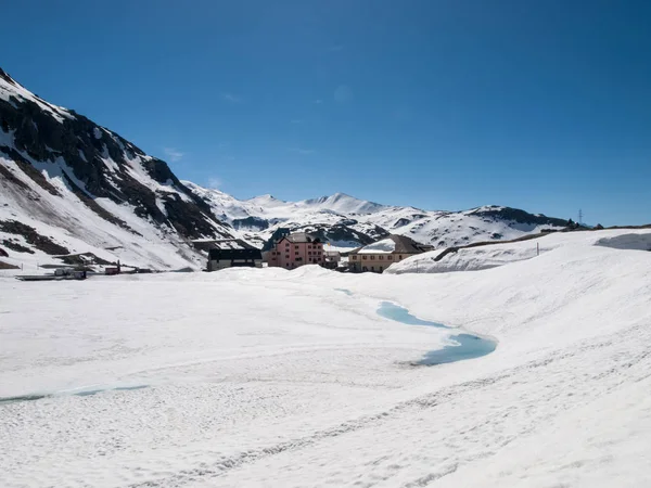 Gotthardpass, blick auf den zugefrorenen see zum gotthardpass — Stockfoto