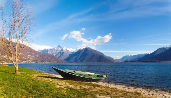 Bateau à gauche sur la plage — Photo