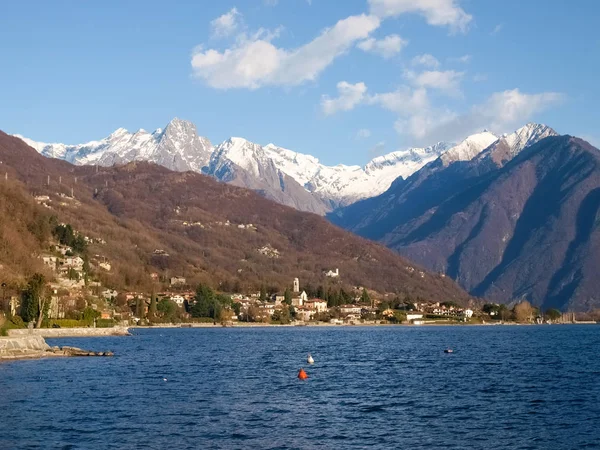 Lago di Como, Italia. Panorama del lago e delle montagne da Gera L — Foto Stock