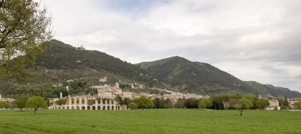 Gubbio, panoramautsikt över staden — Stockfoto