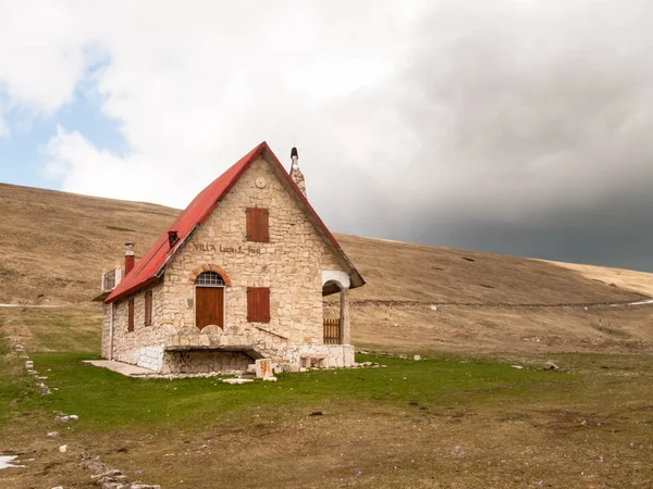 Небольшой летний домик в горах Сибиллини — стоковое фото