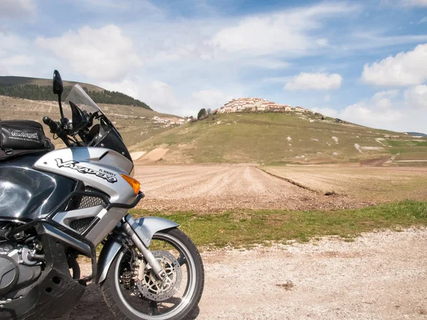 Motocicle zaparkowany na wielki plan Monti Sibillini — Zdjęcie stockowe