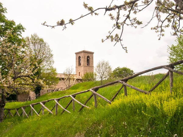 Kostel podél země Apeniny — Stock fotografie