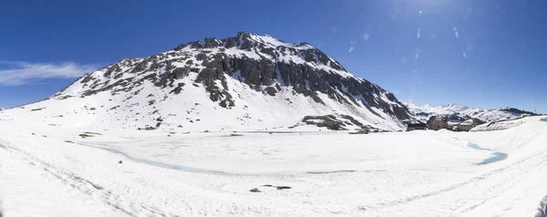 Passo del San Gottardo, vista sul lago ghiacciato fino al passo del San Gottardo — Foto Stock