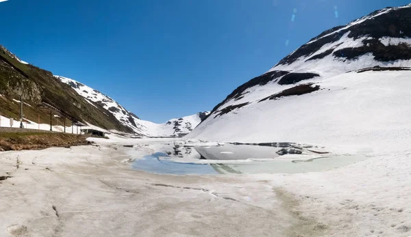 Oberalp 通过，人工湖冰 — 图库照片