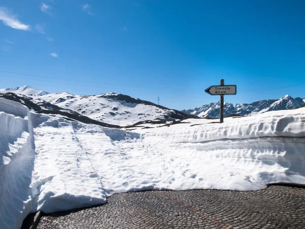 Gotthardpass, güzel güneşli gün bahar — Stok fotoğraf
