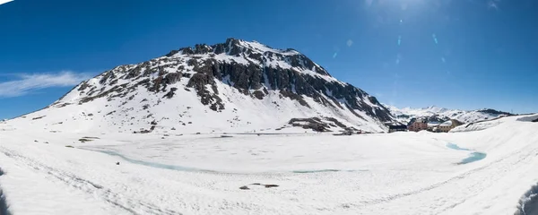 Gotthardpass, uitzicht op het bevroren meer naar de Gotthardpas — Stockfoto