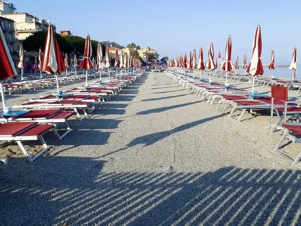 Beach umbrellas positioned at regular file — Stock Photo, Image