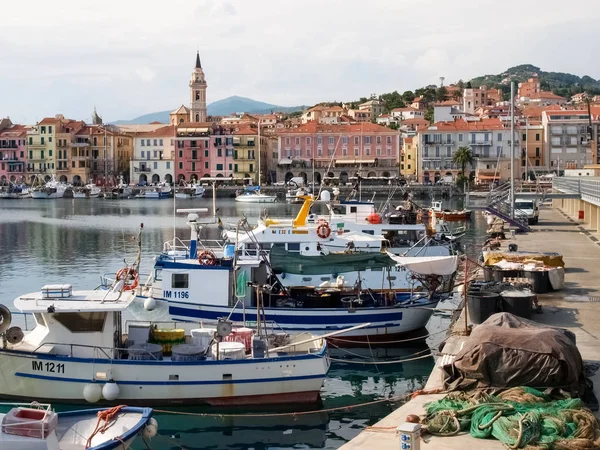 Diversi pescherecci sono ormeggiati . — Foto Stock