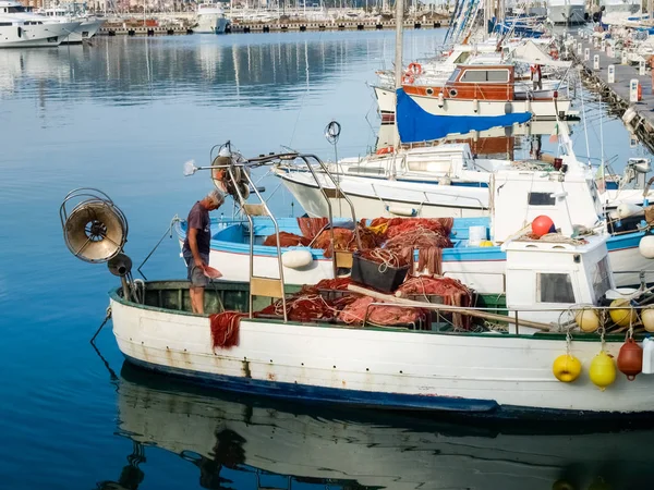 Fischernetze auf dem kleinen Boot — Stockfoto