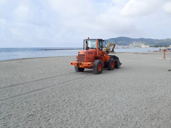 Construction machines work on the beach machines — Stock Photo, Image