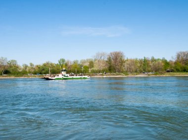 Araç ve insan taşımak için feribot