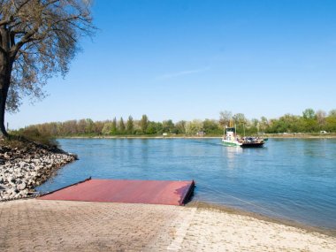 Araç ve insan taşımak için feribot