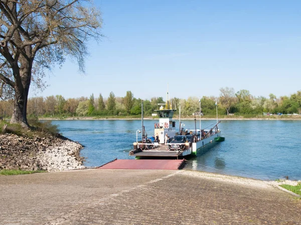 Prom do transportu pojazdów i osób — Zdjęcie stockowe