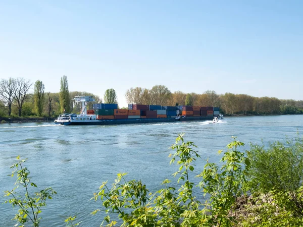 Barka na transport kontenerowy — Zdjęcie stockowe