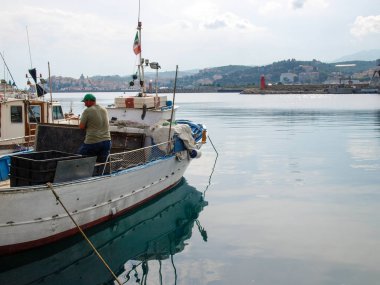 Birkaç balıkçı tekneleri demirleyen.