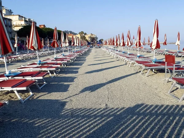 Beach umbrellas positioned at regular file — Stock Photo, Image